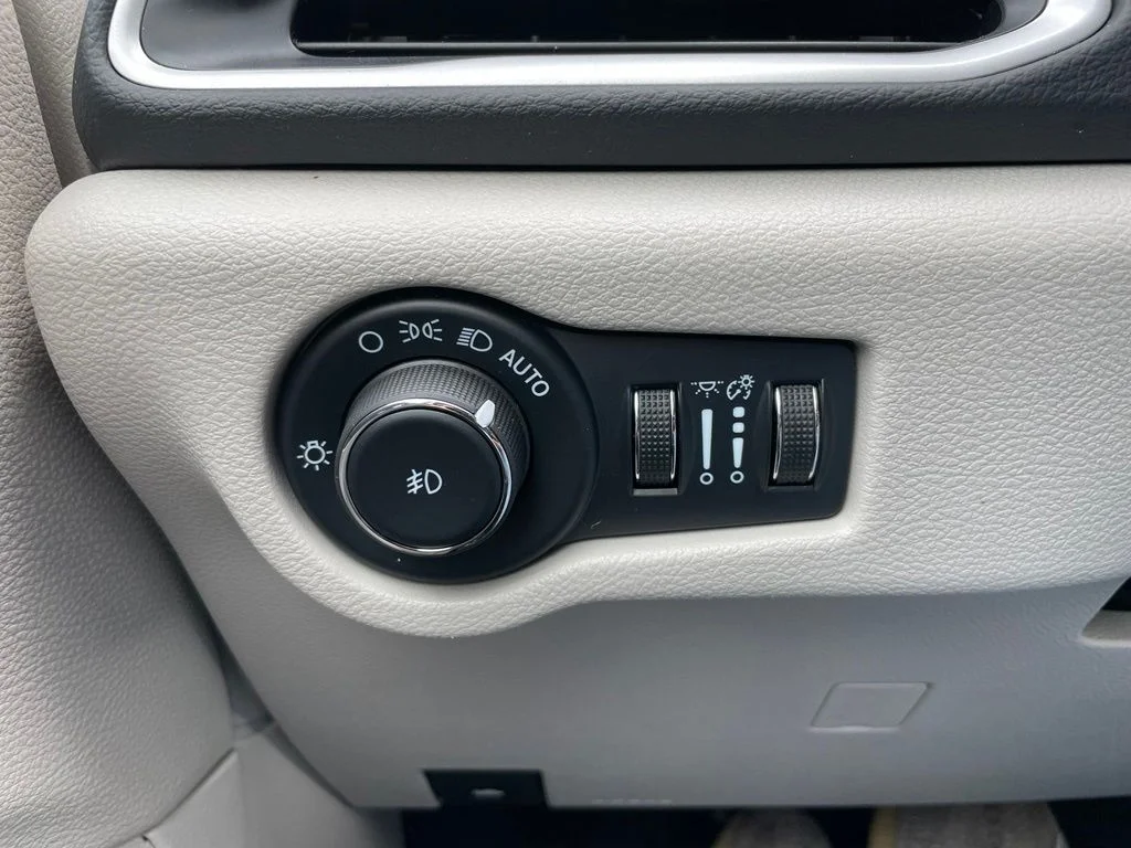 Used 2022 Bright White Clearcoat Chrysler Touring L image 38