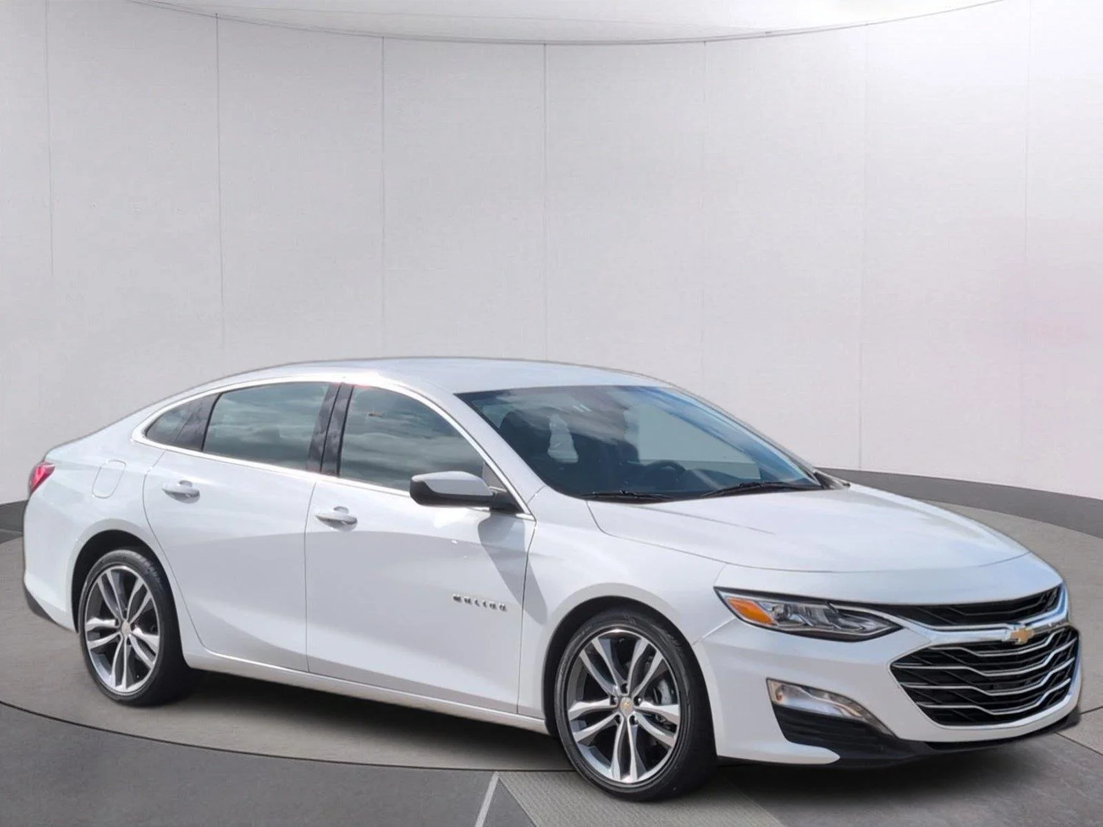 Used 2024 Summit White Chevrolet 2LT image 8