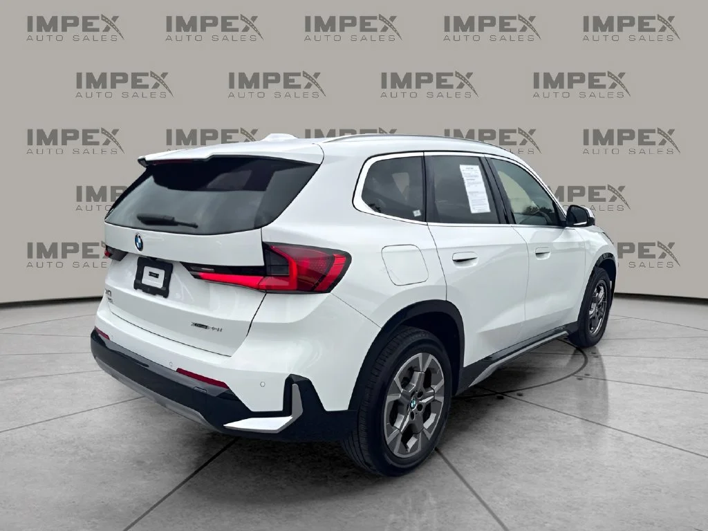 Used 2023 White BMW xDrive28i image 5