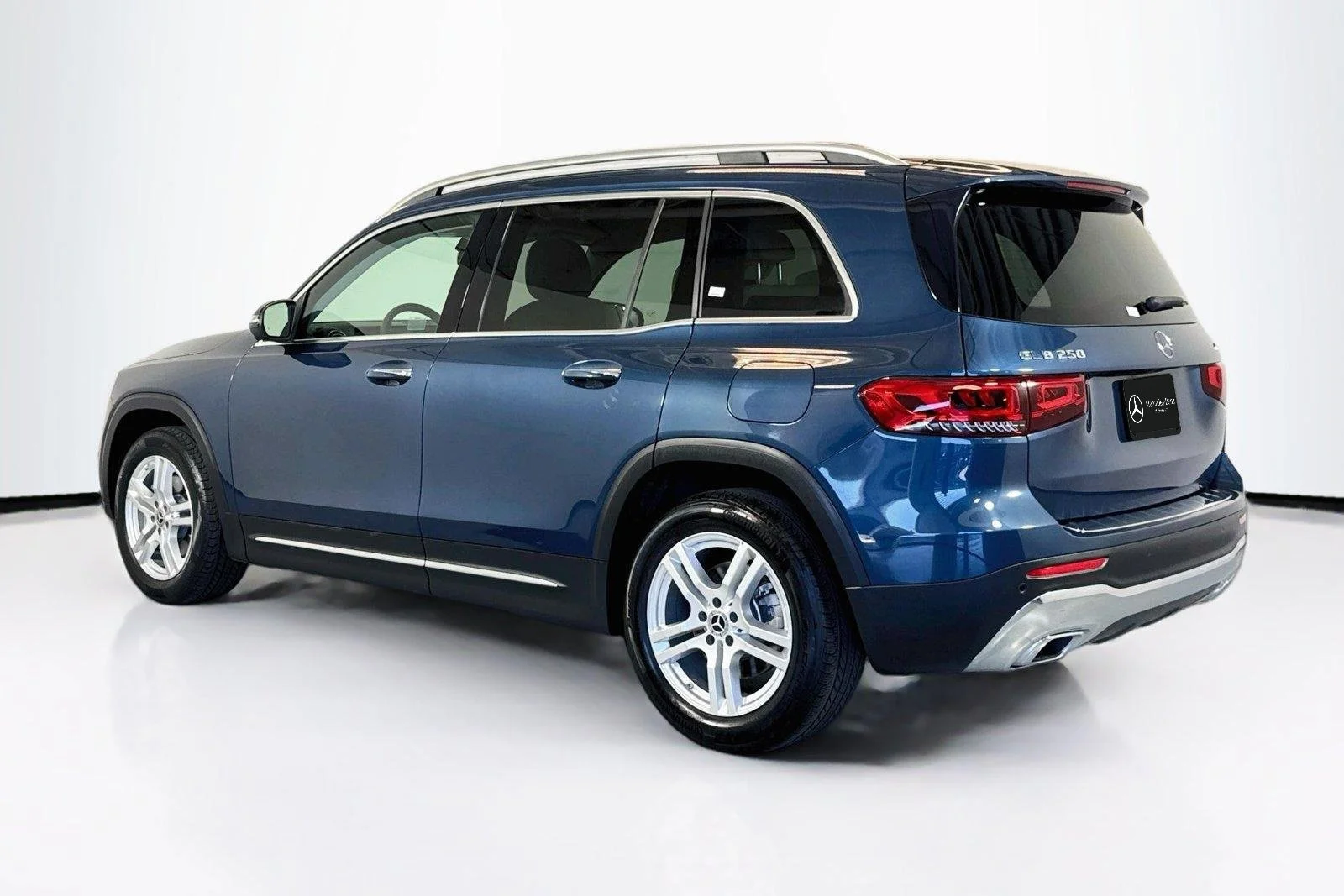 Used 2022 Denim Blue Metallic Mercedes-Benz GLB 250 image 7