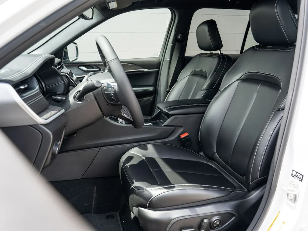 Used 2024 White Jeep Limited image 5