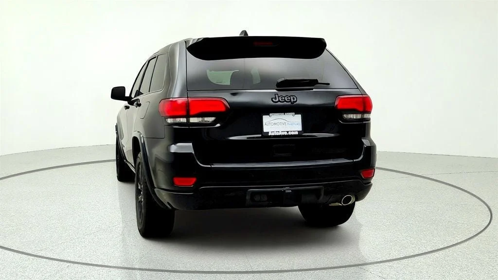 Used 2022 Diamond Black Crystal Pearlcoat Jeep Laredo X 4x2 image 6