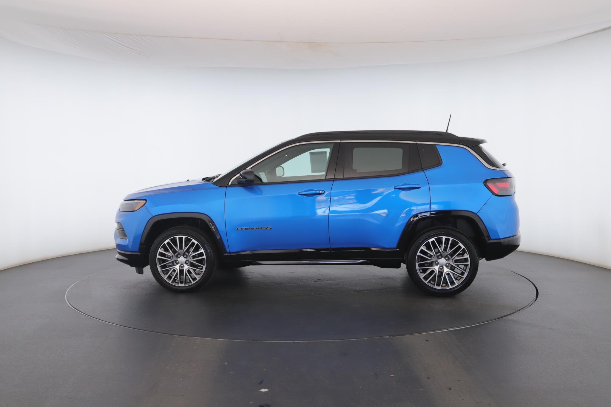 Used 2024 Hydro Blue Pearlcoat Jeep Limited 4x4 image 20