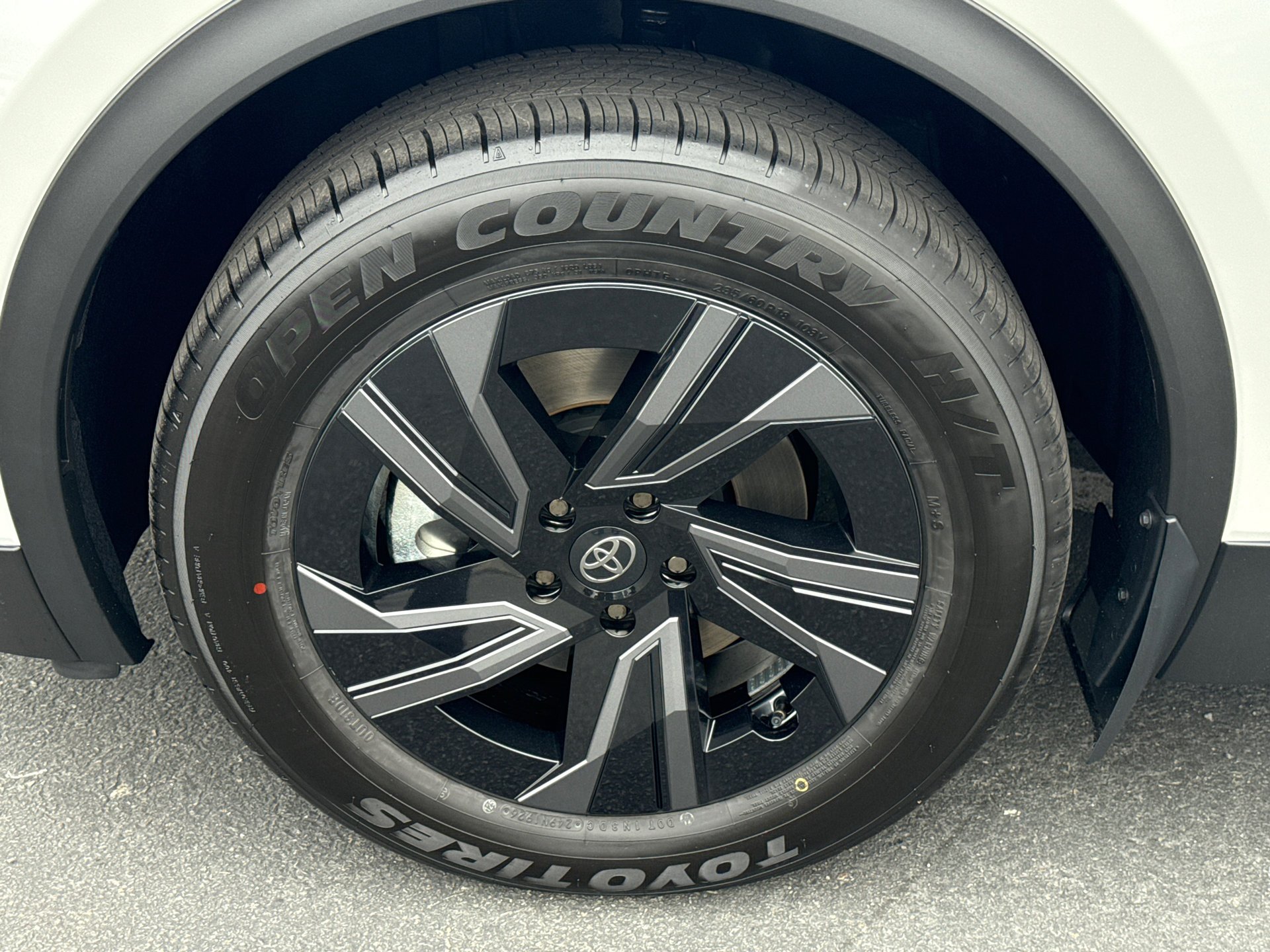 New 2026 Wind Chill Pearl <sup>1</sup> Toyota  SE image 5