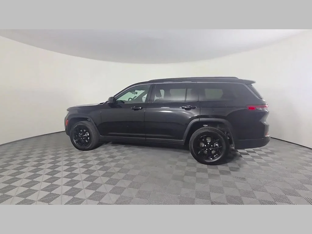 New 2026 Diamond Black Crystal Pearl-Coat Exterior Paint Jeep Laredo Altitude image 34