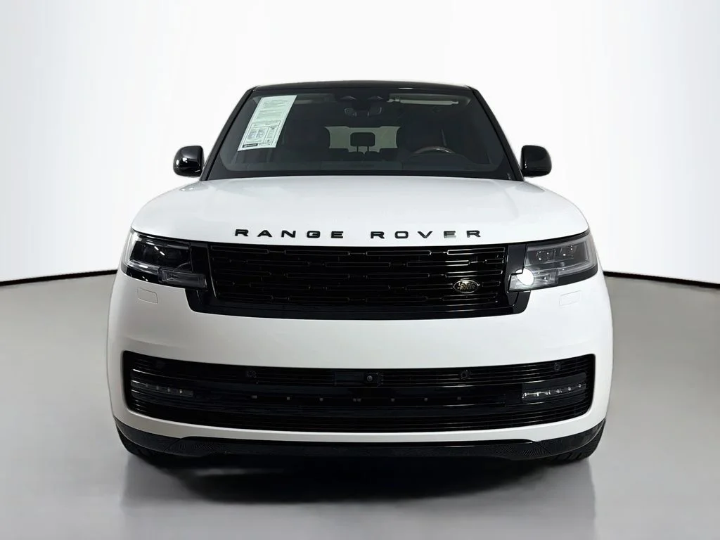 Used 2024 White Land Rover SE image 2