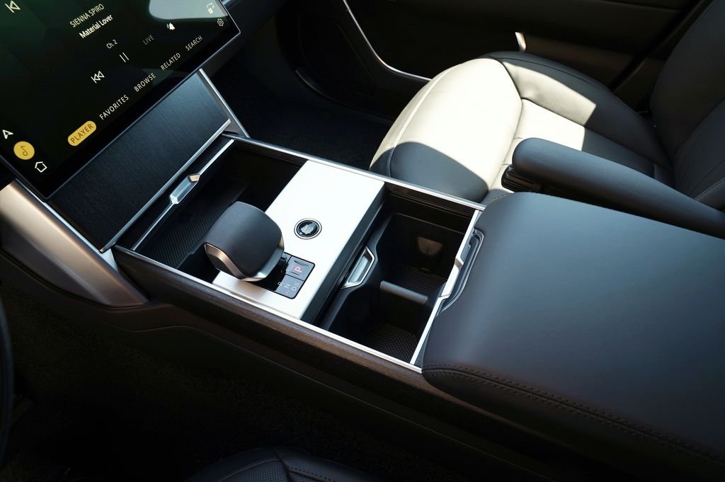 New 2026 Carpathian Grey Land Rover SE image 32