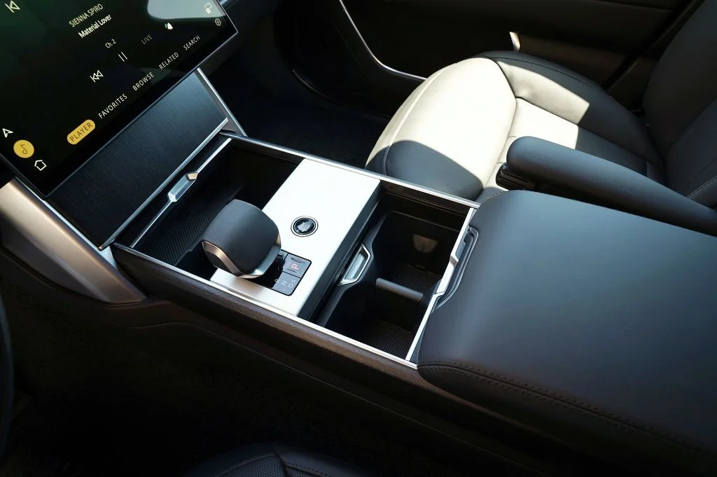 New 2026 Carpathian Grey Land Rover SE image 33