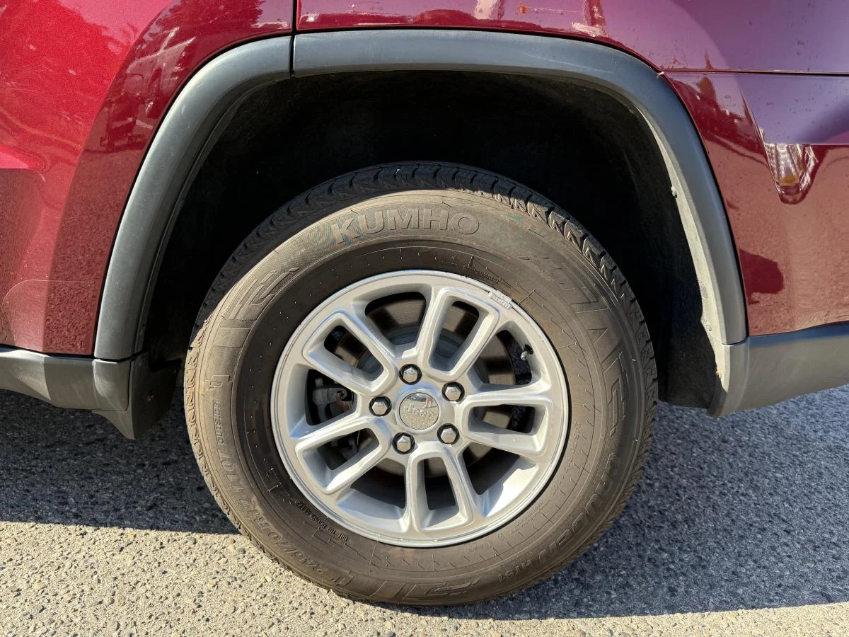 Used 2018 Red Jeep Laredo 4wd image 10