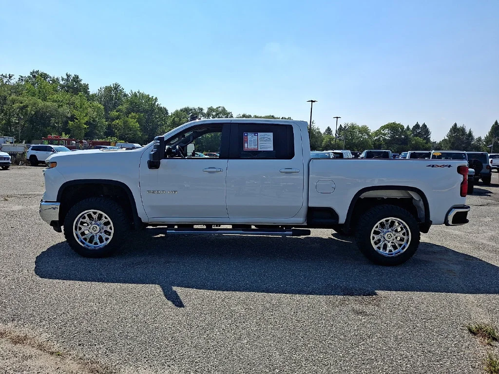 Used 2025 Summit White Chevrolet LT image 7
