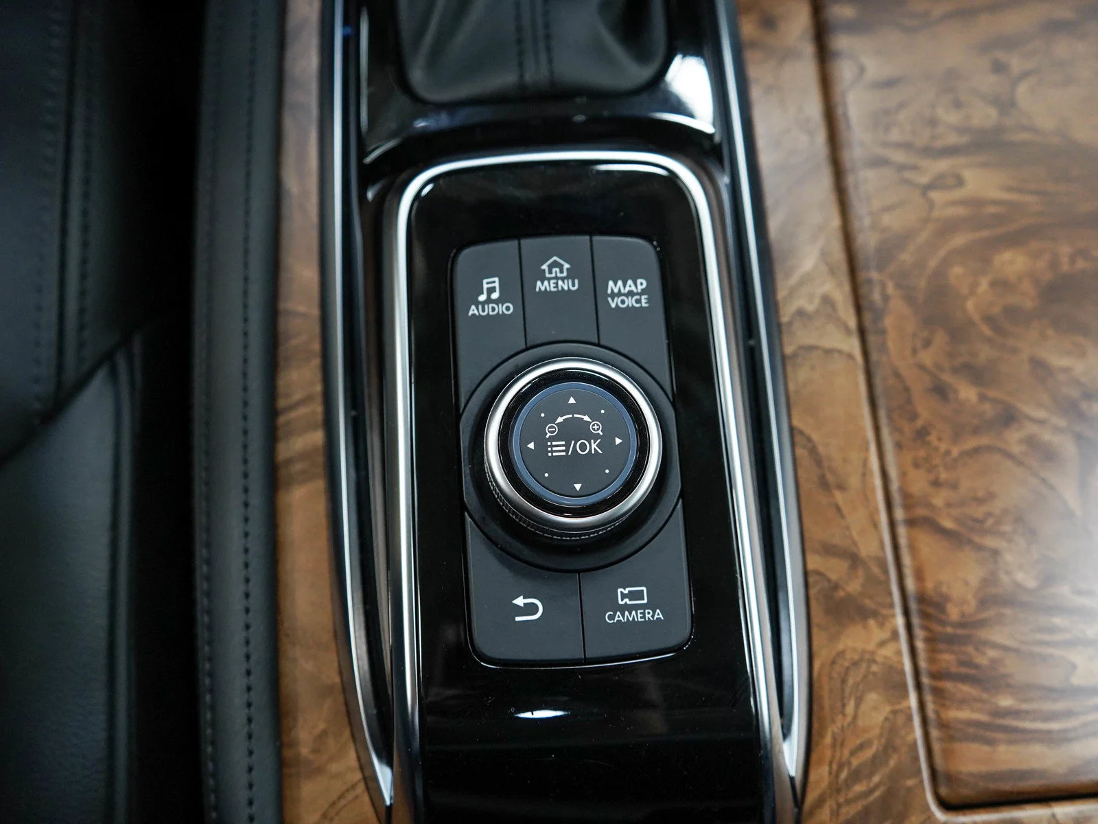 Used 2022  Nissan SL image 23