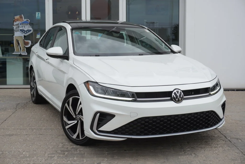 Certified Used 2025 White Volkswagen 1.5T SEL image 9