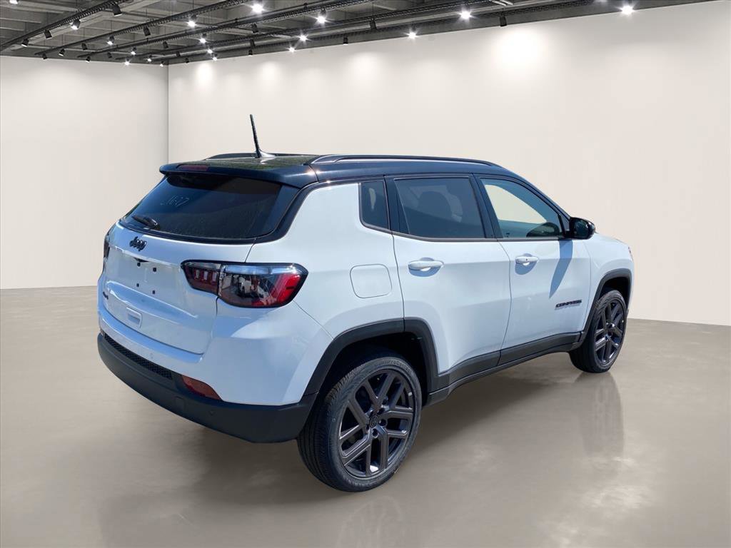 New 2026 Bright White Clear-Coat Exterior Paint Jeep Limited image 4