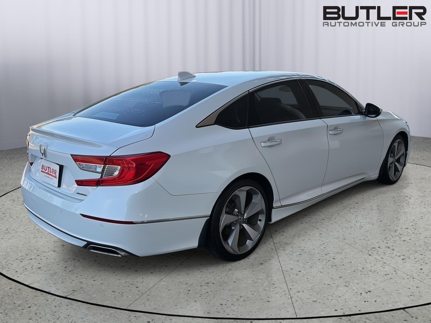 Used 2018 Platinum White Pearl Honda Touring image 6