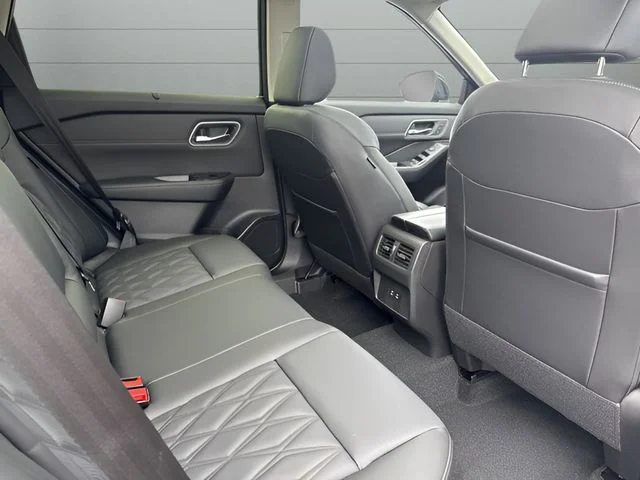 New 2026 Champagne Silver Metallic / Super Black Two-tone Nissan Platinum image 23