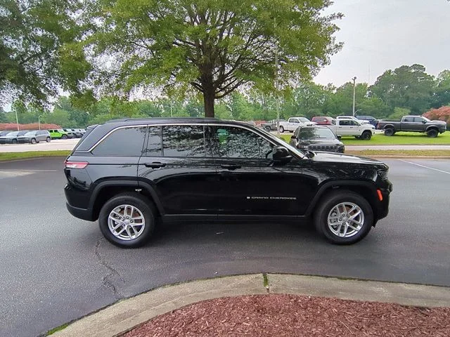 New 2026 Diamond Black Crystal Pearl-Coat Exterior Paint Jeep Laredo X image 6