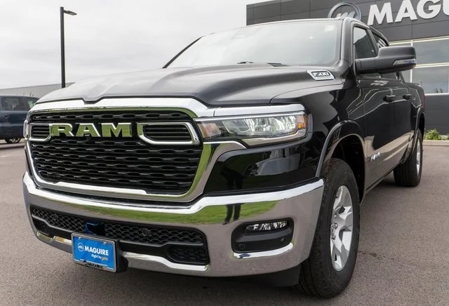 New 2027 Diamond Black Crystal Pearl-Coat Exterior Paint RAM Big Horn/Lone Star image 2