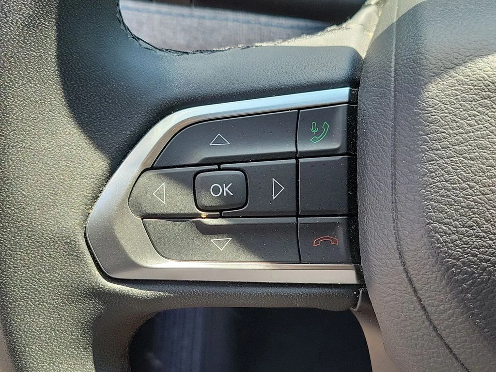 Used 2024 Silver Jeep Latitude image 25