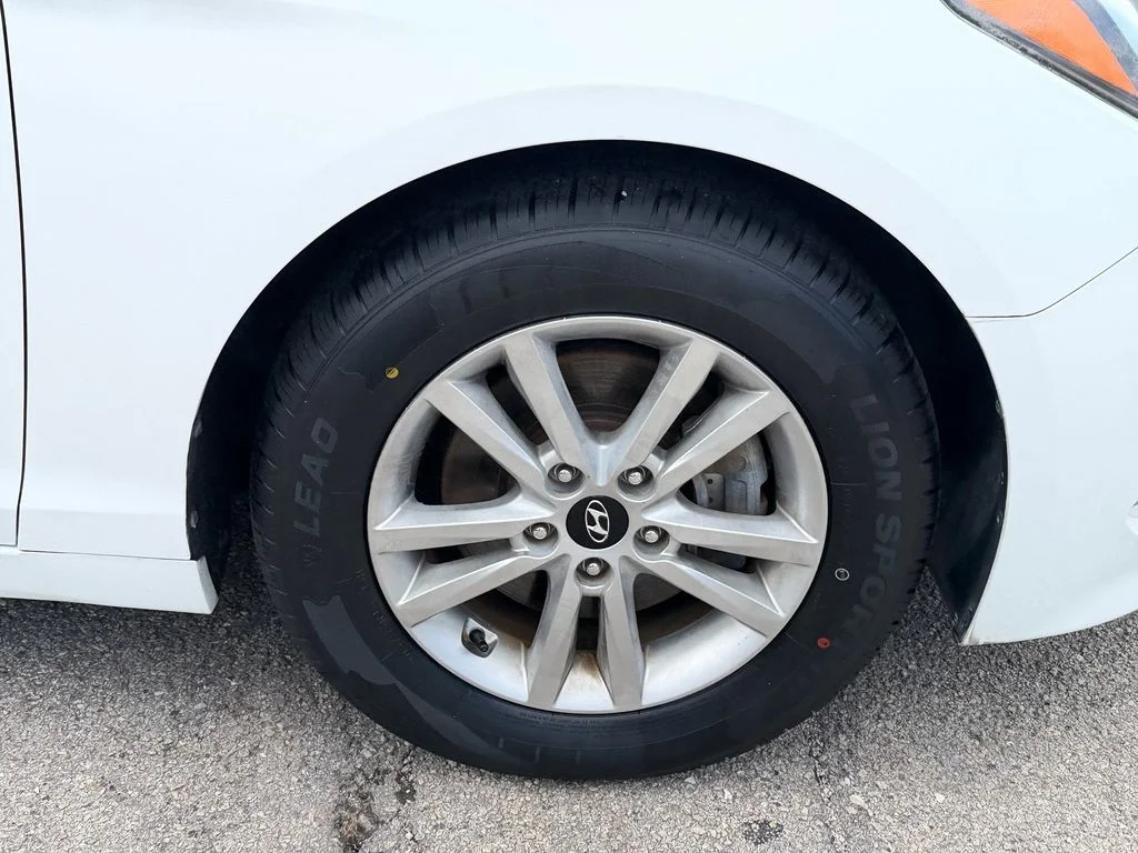 Used 2015 White Hyundai SE image 9