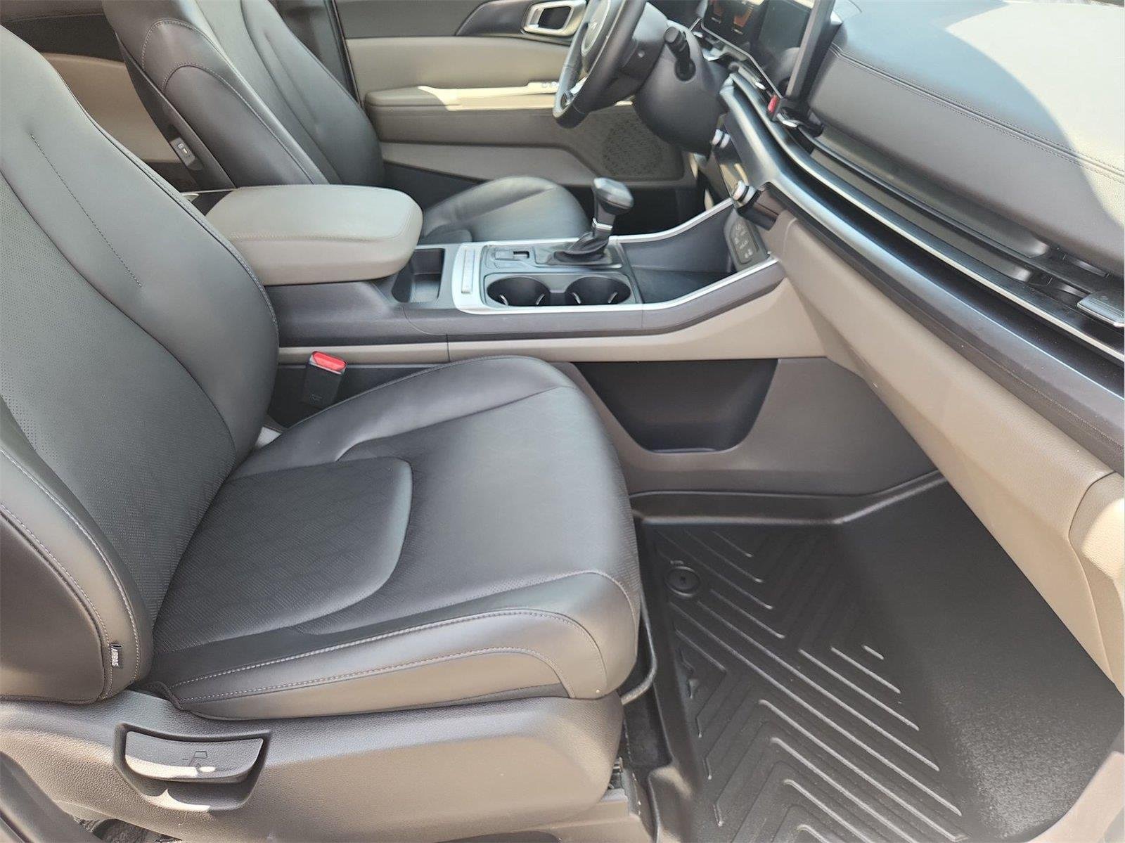 2025 Kia Carnival MPV photo 26 of 33