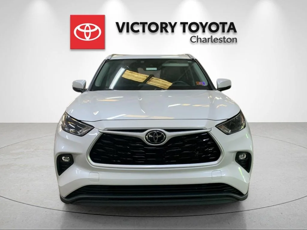 Used 2022 Beige Toyota XLE image 8