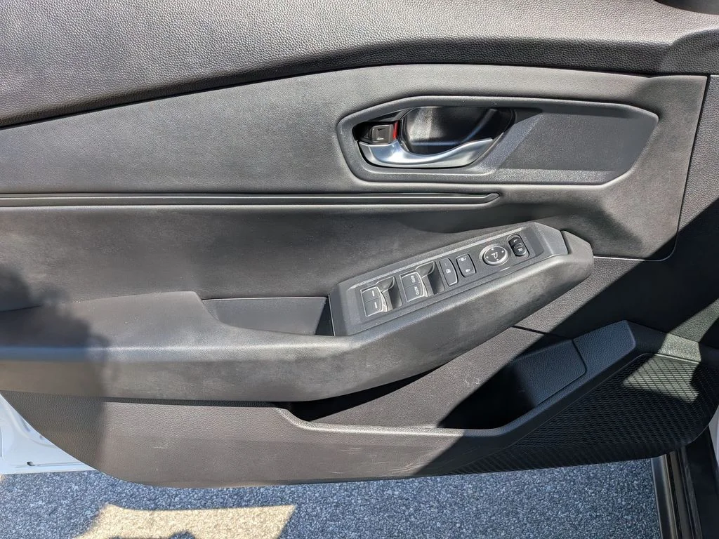 Used 2023 White Honda EX image 13