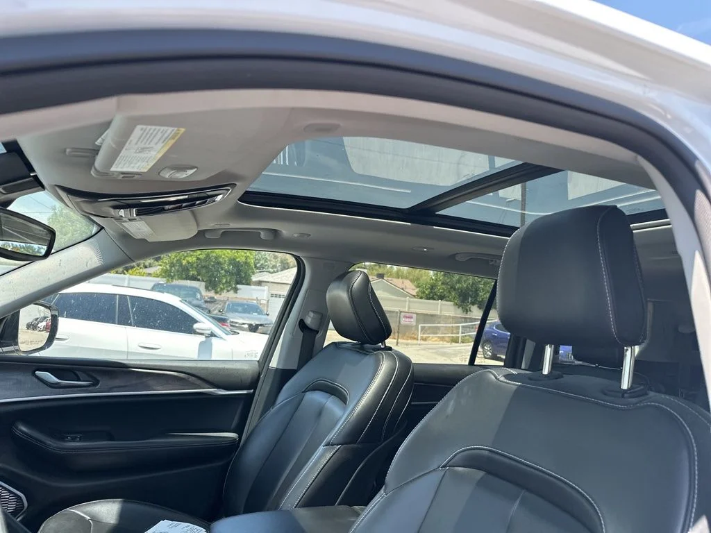 Used 2023 White/off-white Jeep Limited image 9