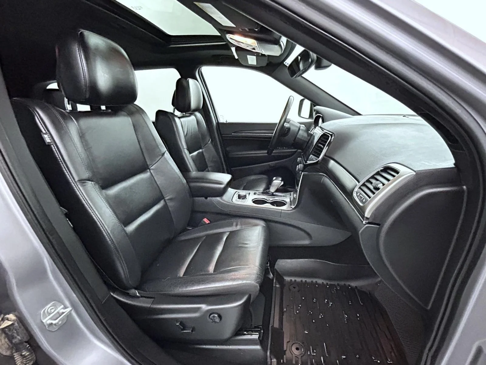 Used 2019 Silver Jeep Limited image 15