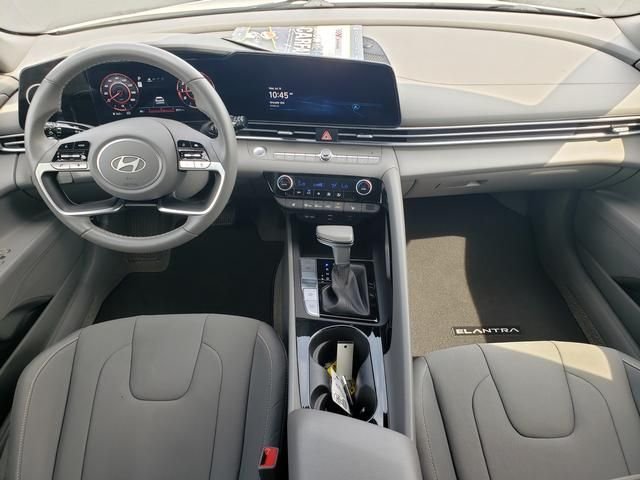 Used 2025 White Hyundai SEL Convenience image 16