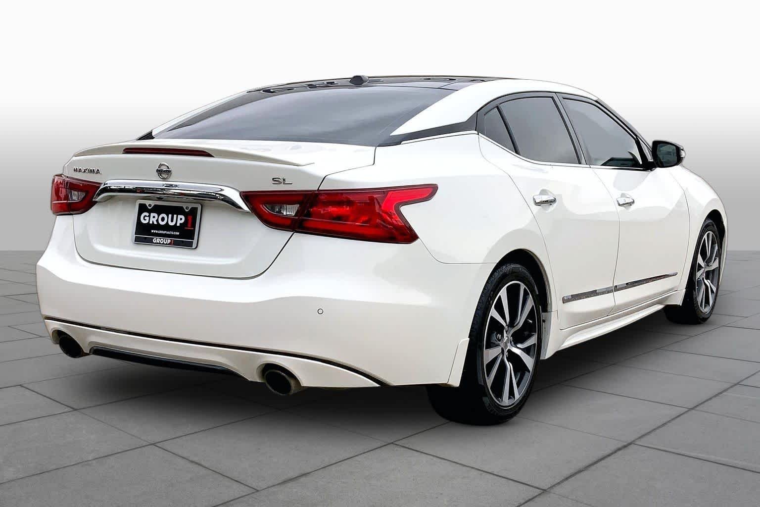 Used 2017 Pearl White Nissan SL image 13