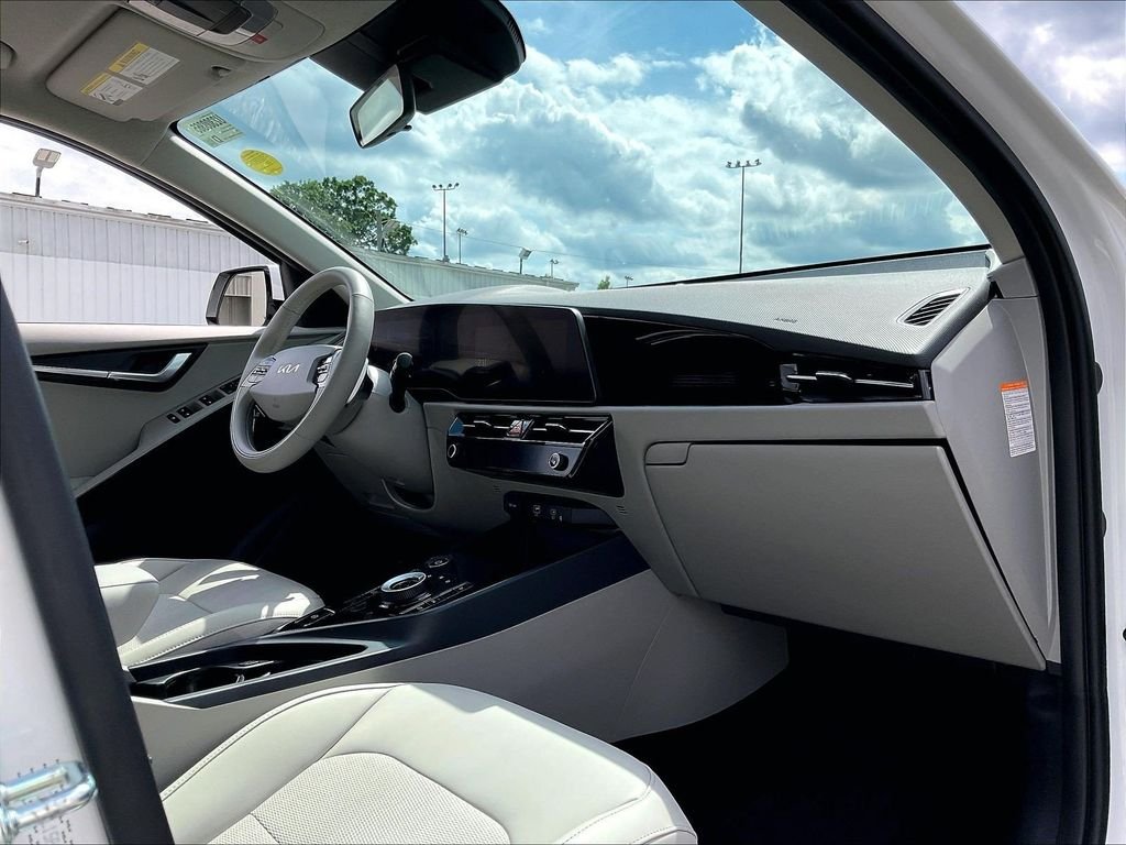 Used 2023 White Kia Wind image 14