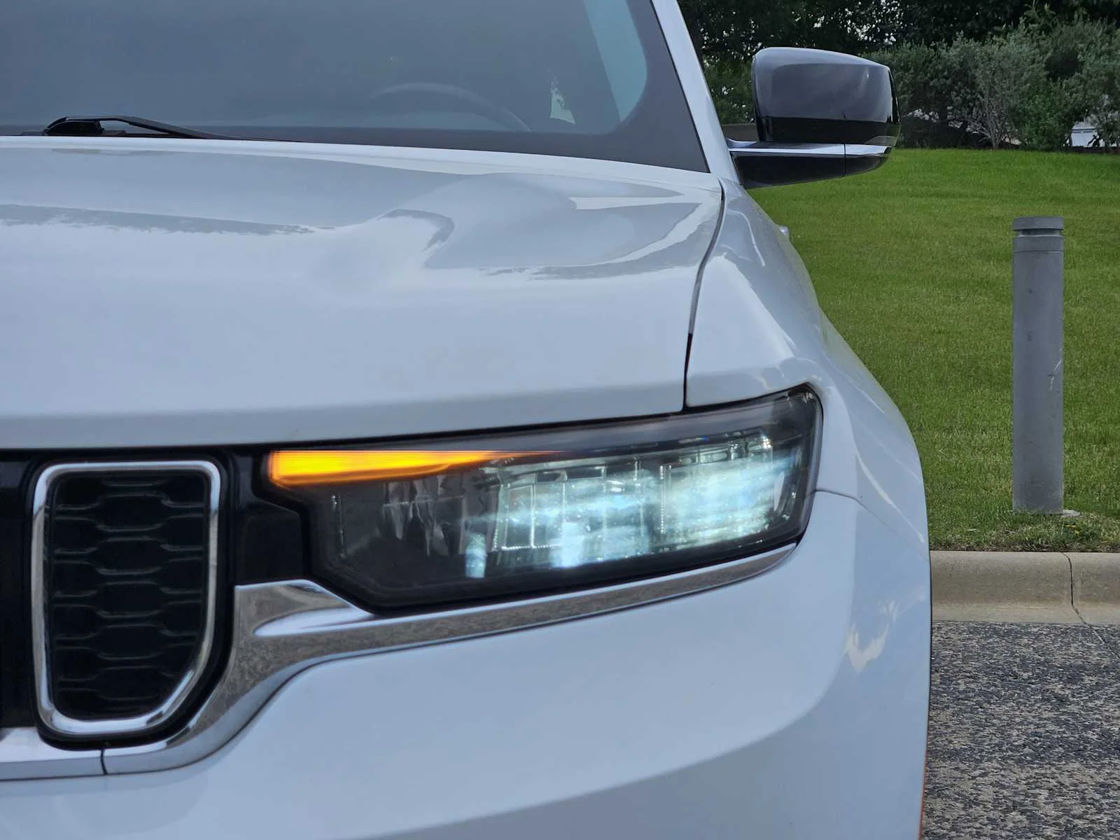 Used 2022 Bright White Clearcoat Jeep Limited image 6