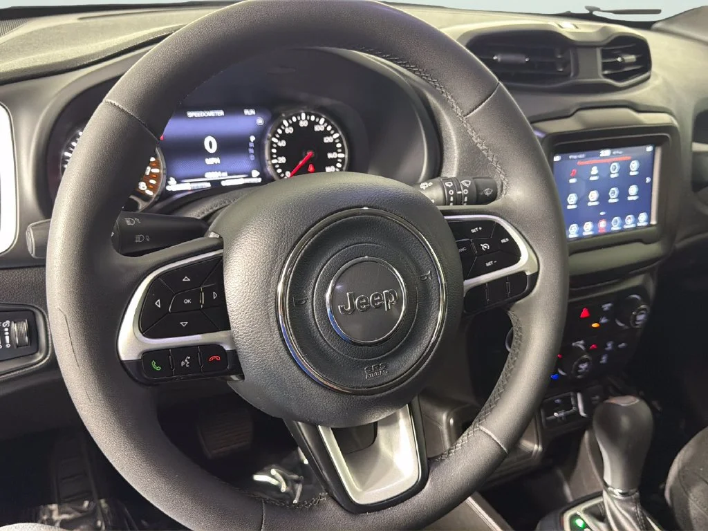 Used 2021  Jeep Latitude image 22