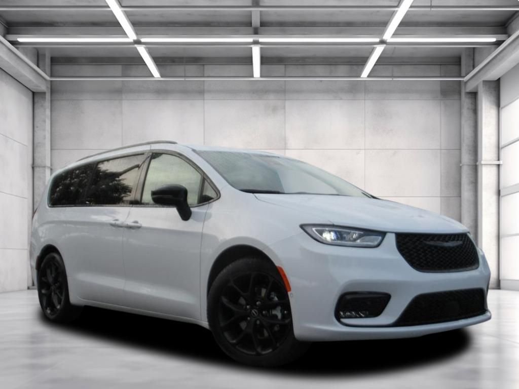 New 2026 Bright White Clear-Coat Exterior Paint Chrysler Select image 1