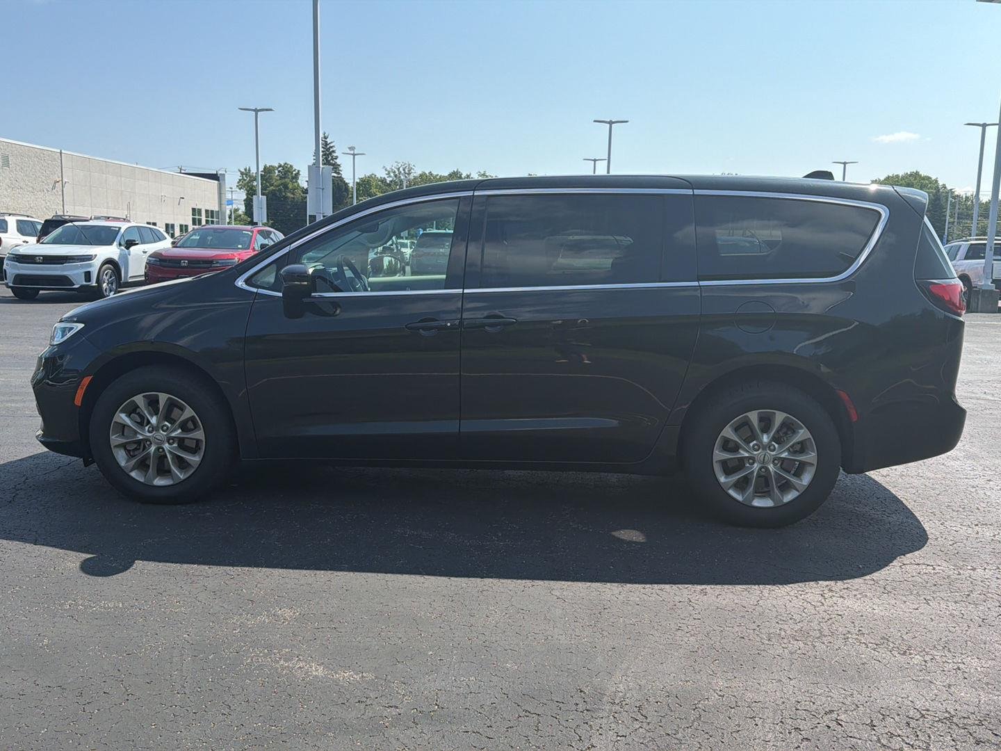 Used 2023 Brilliant Black Crystal Pearlcoat Chrysler Touring L image 8