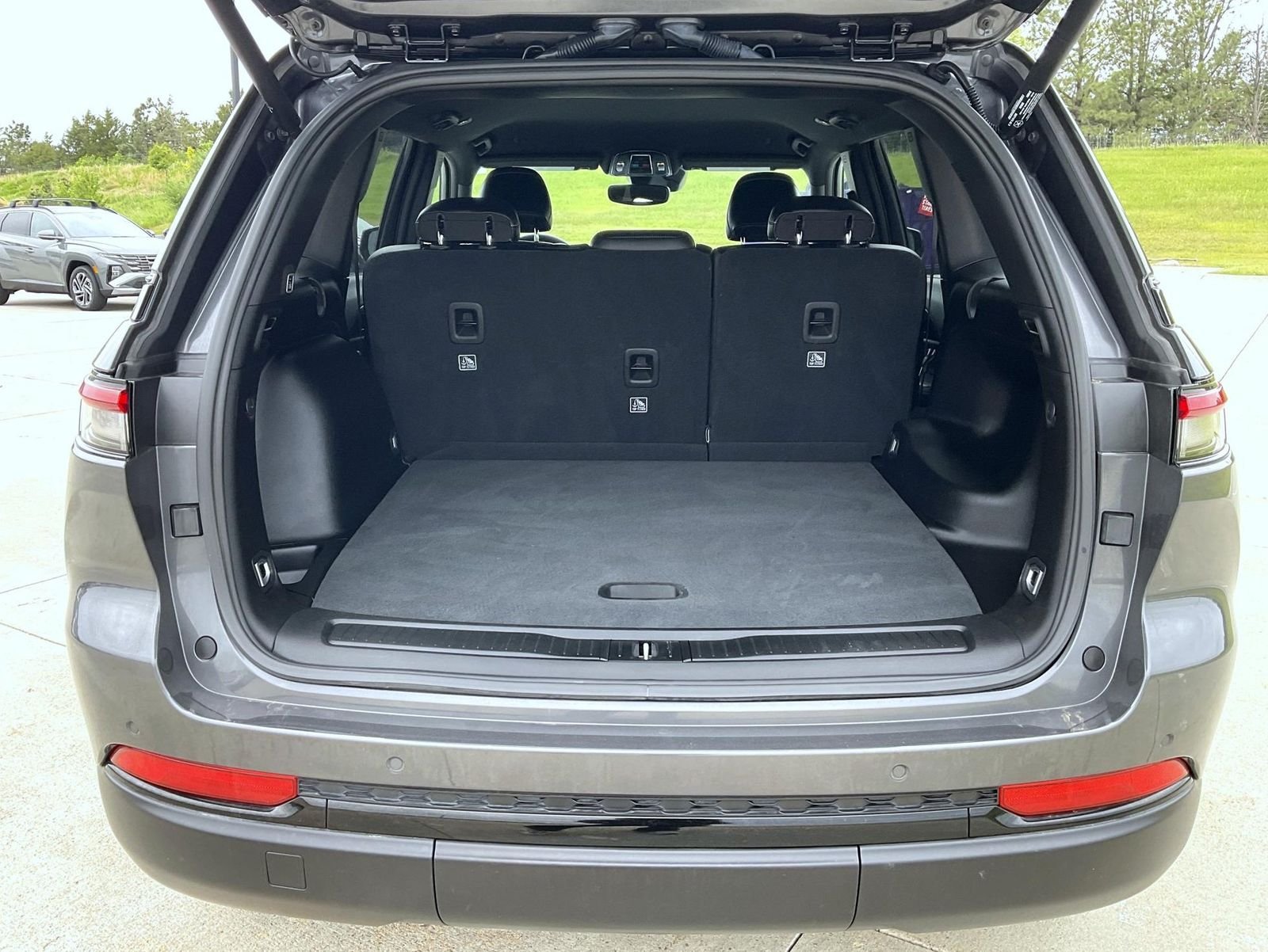 Used 2024 Gray Jeep Altitude image 9