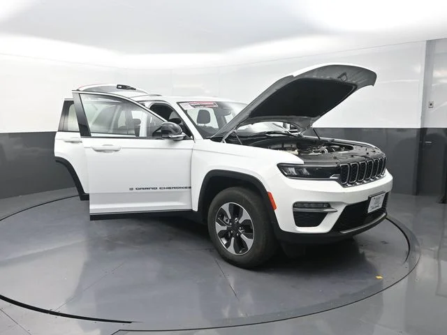 Used 2022 White Jeep 4xe image 30