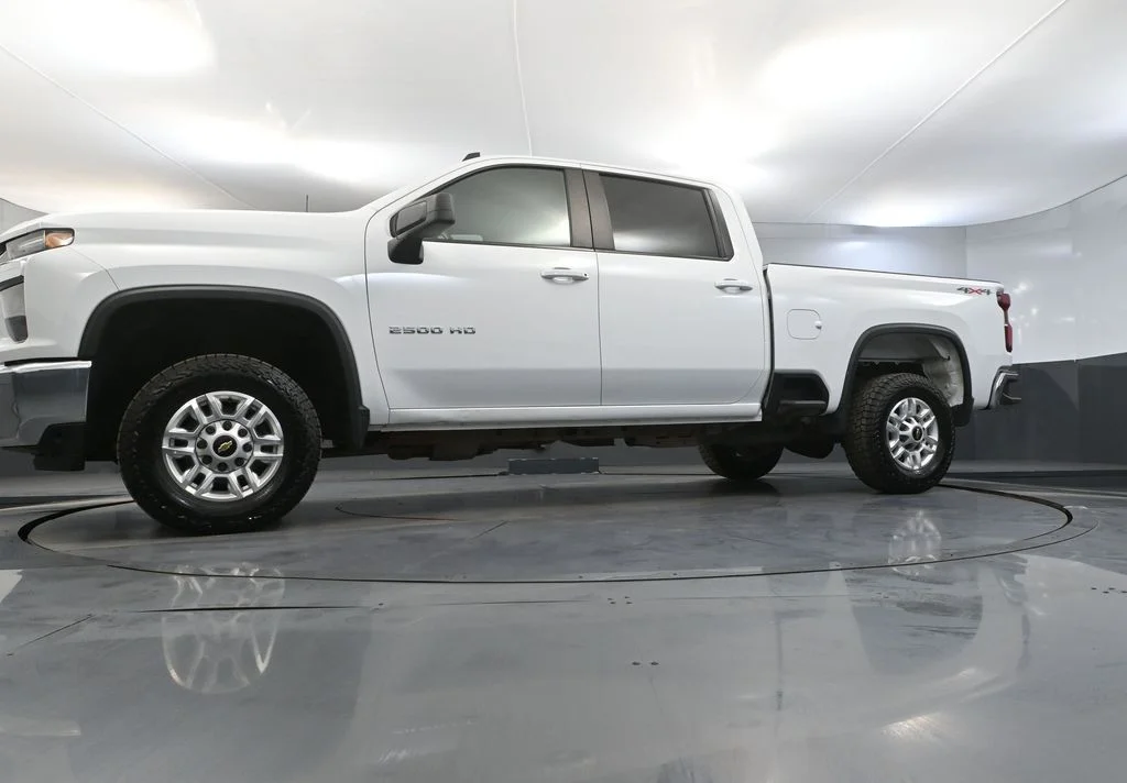 Used 2022 White Chevrolet LT image 43