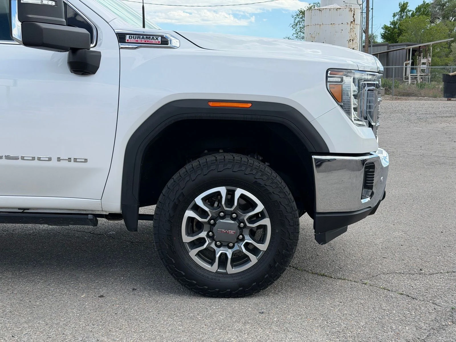 Used 2023 White GMC SLT image 4