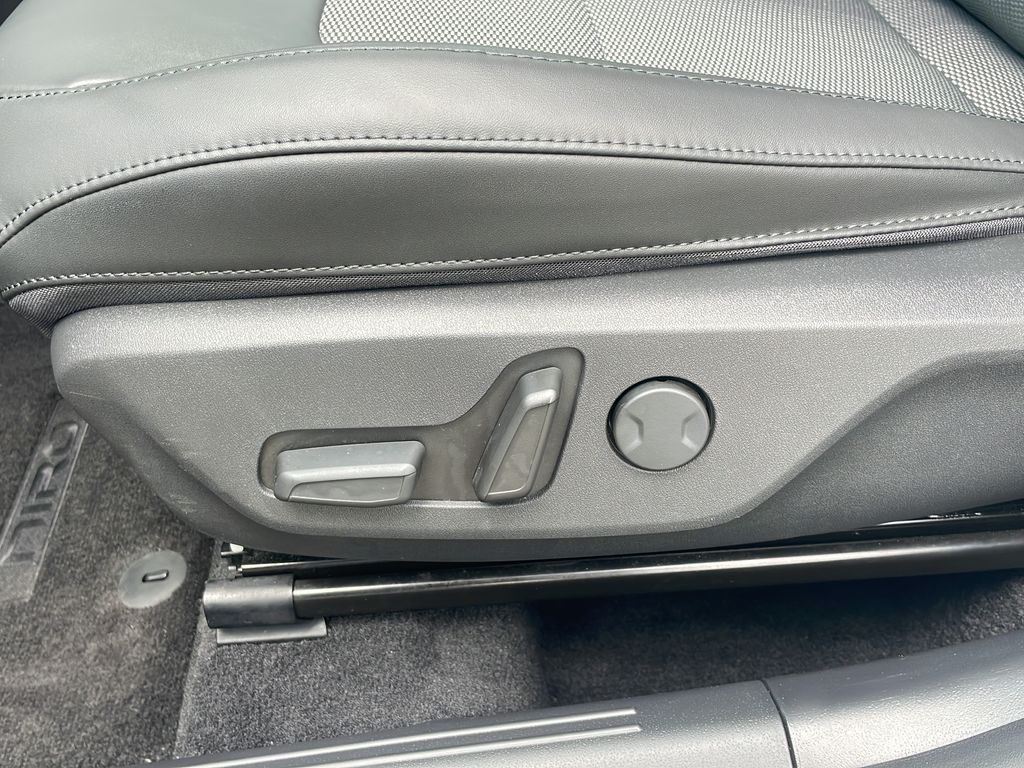 Used 2023 Green Kia EX image 17