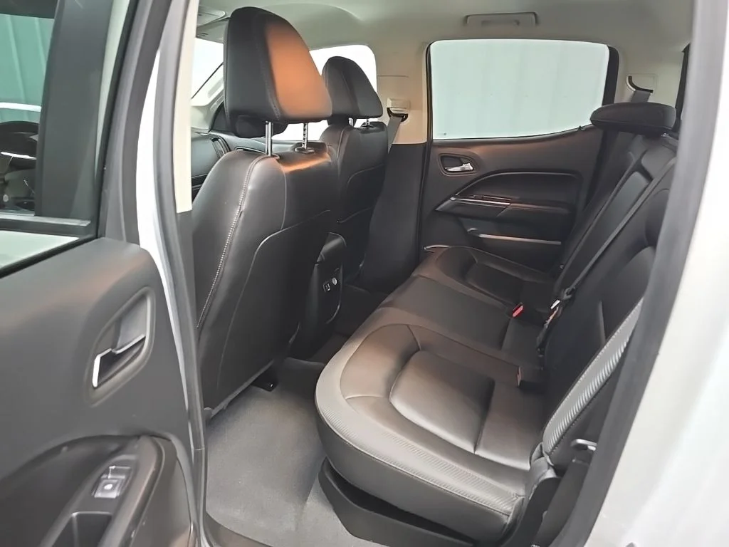 Used 2022 White GMC AT4 w/Leather image 30