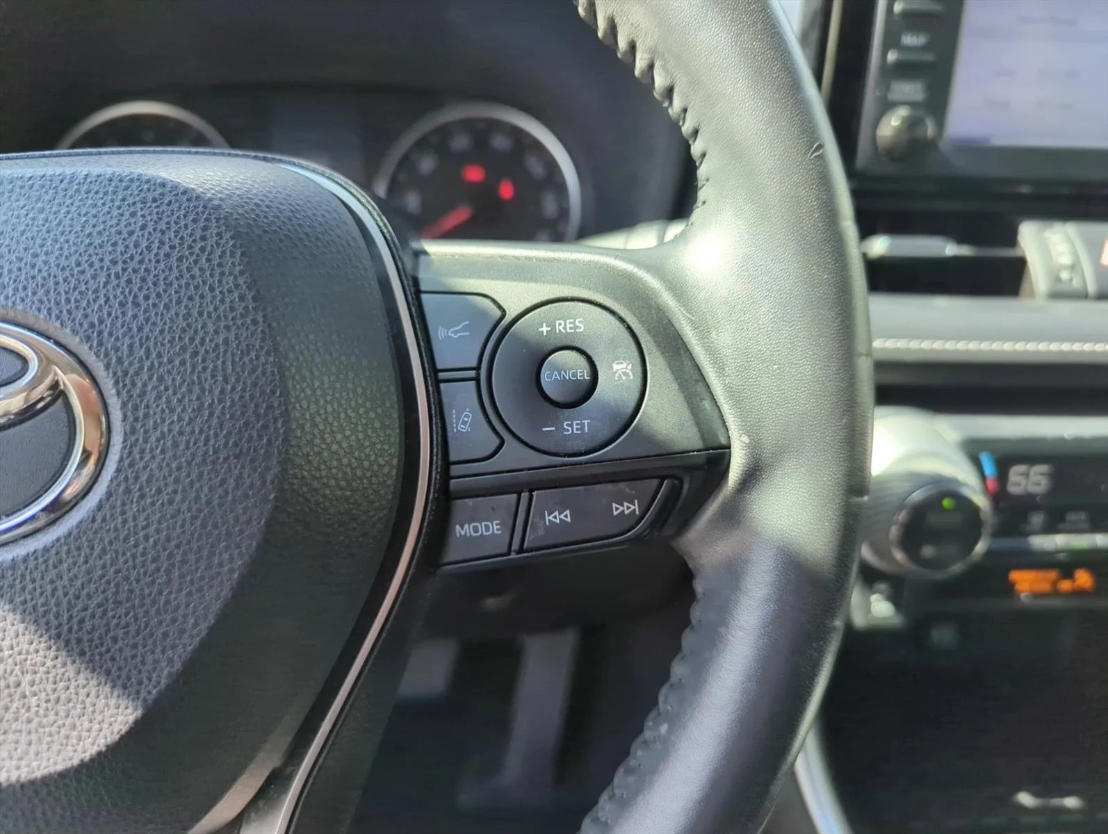 Used 2019 Super White Toyota XLE Premium image 18