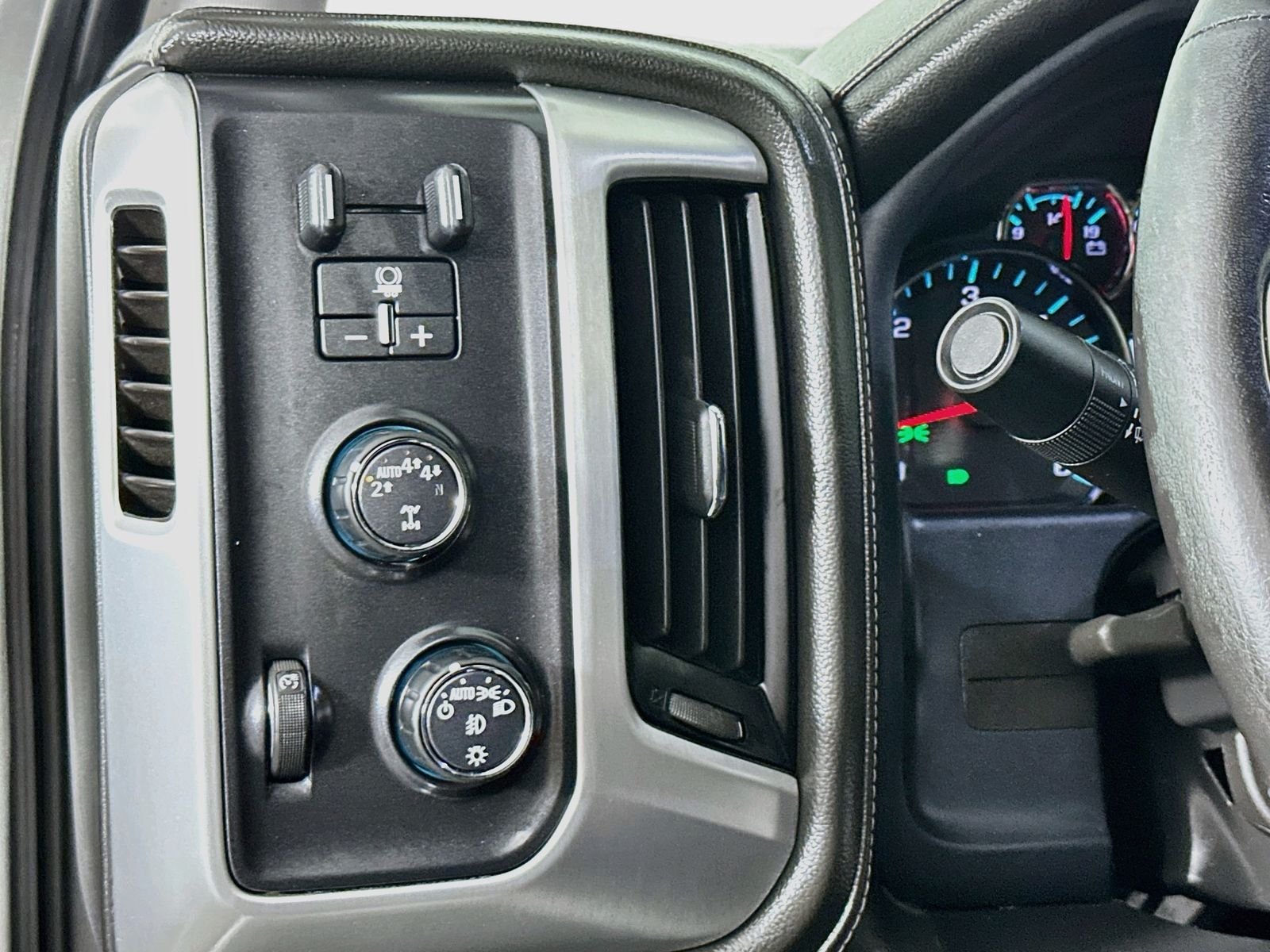 Used 2018 Quicksilver Metallic GMC SLT image 11