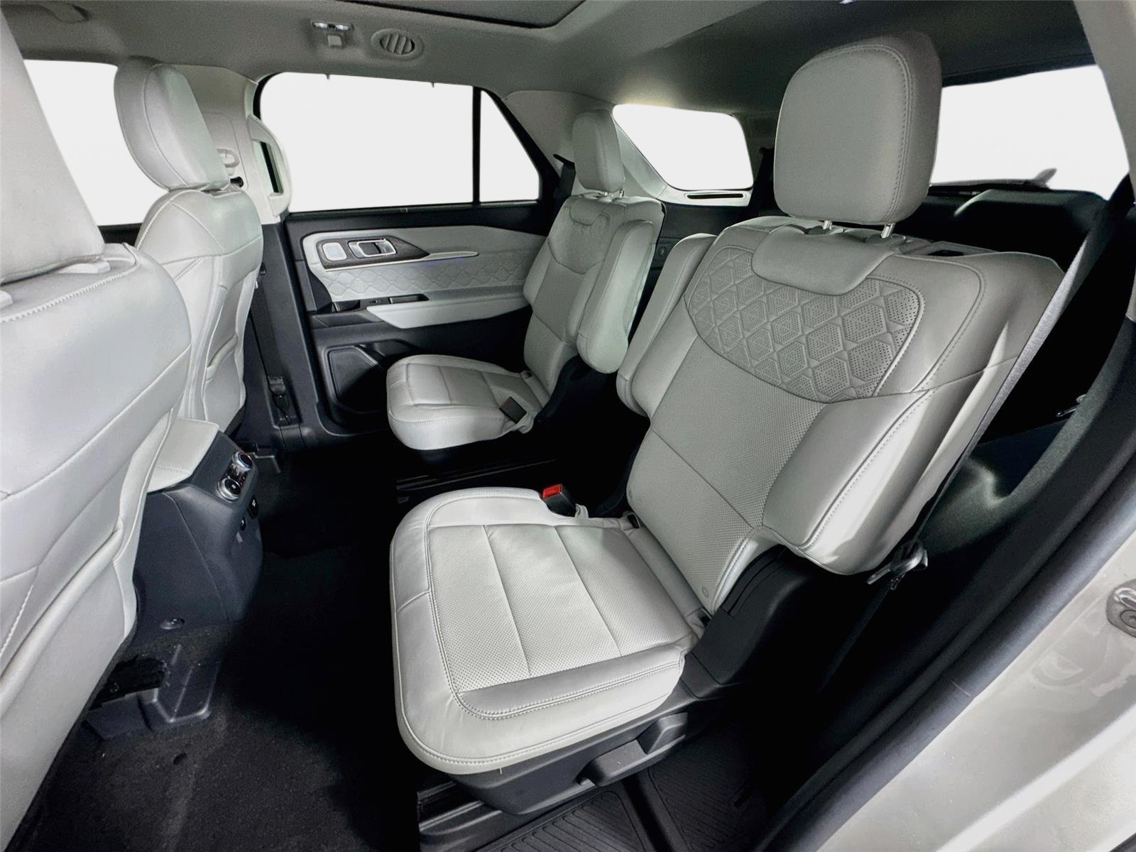 Used 2025 White Metallic Ford Platinum image 24