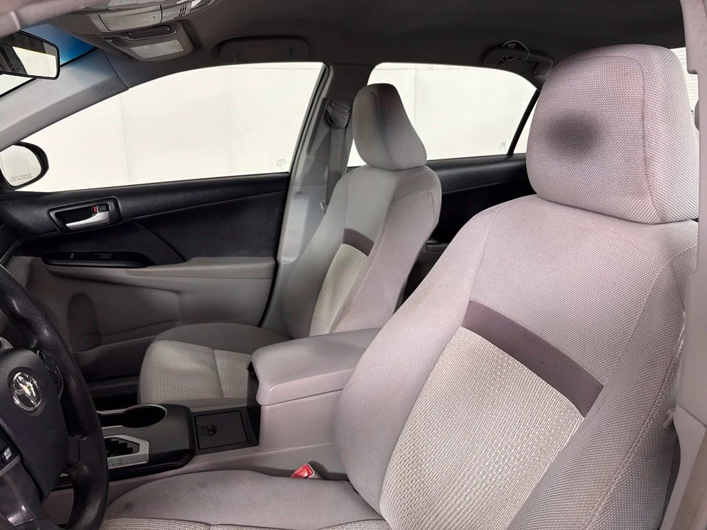 Used 2014 Silver Toyota LE image 16