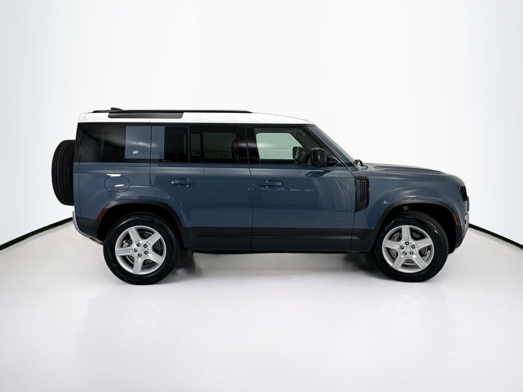 Used 2022 Tasman Blue Metallic Land Rover SE image 4