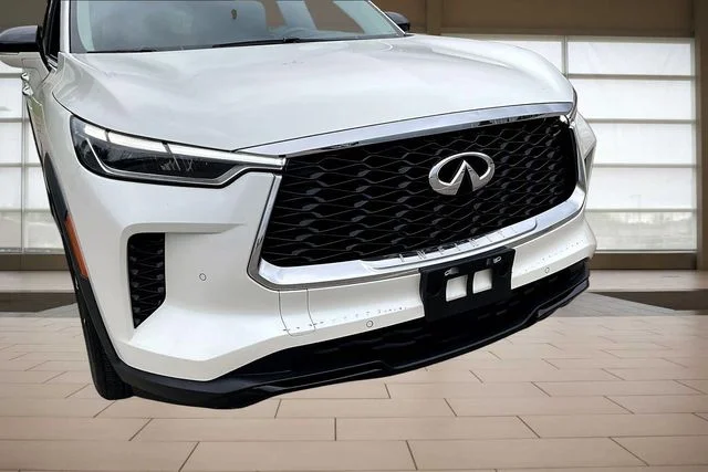 Used 2023 White INFINITI LUXE image 28