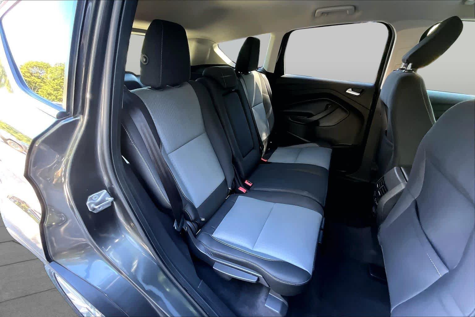 Used 2019 Magnetic Metallic Ford SE image 20