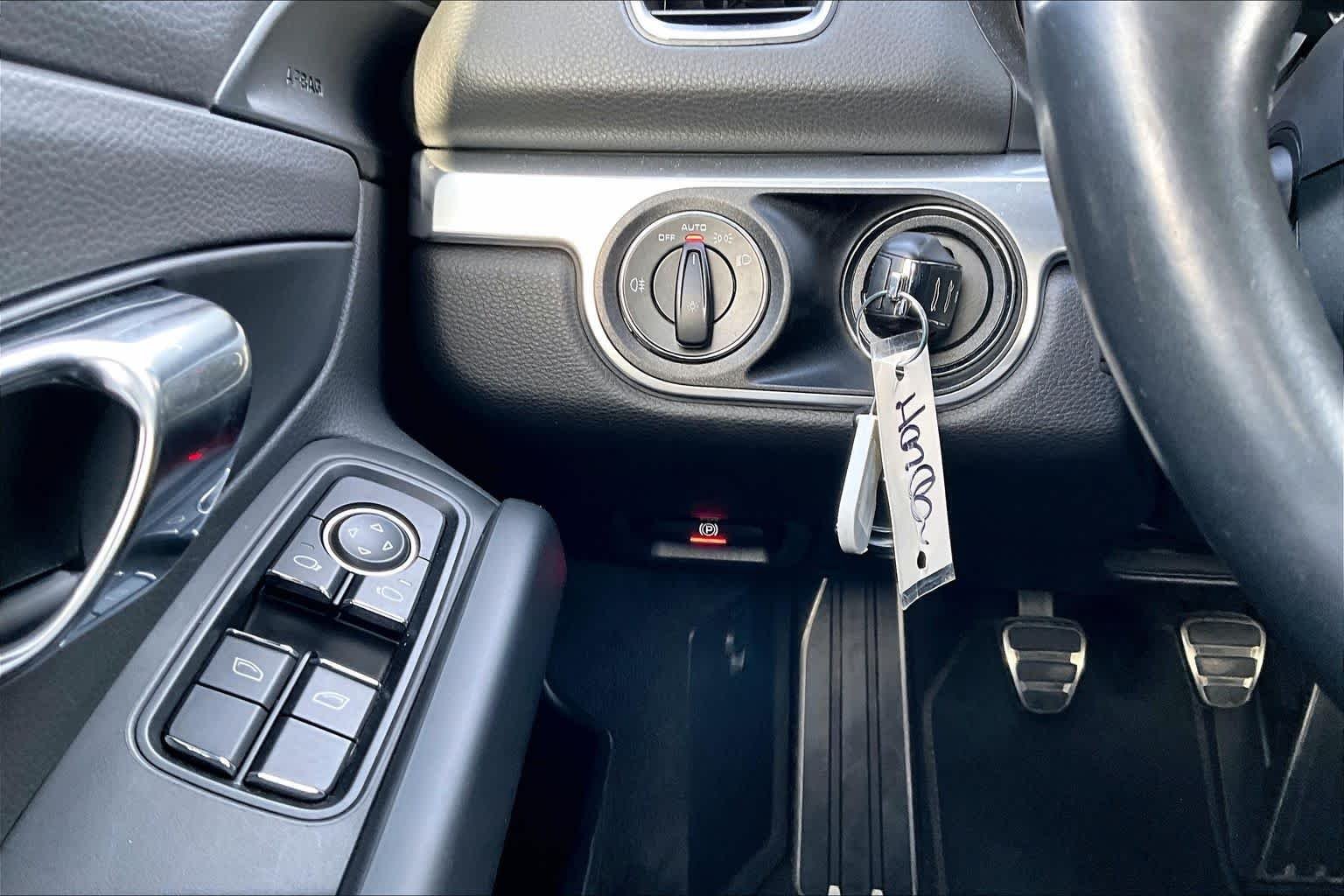 Used 2013 Platinum Silver Metallic Porsche  image 28