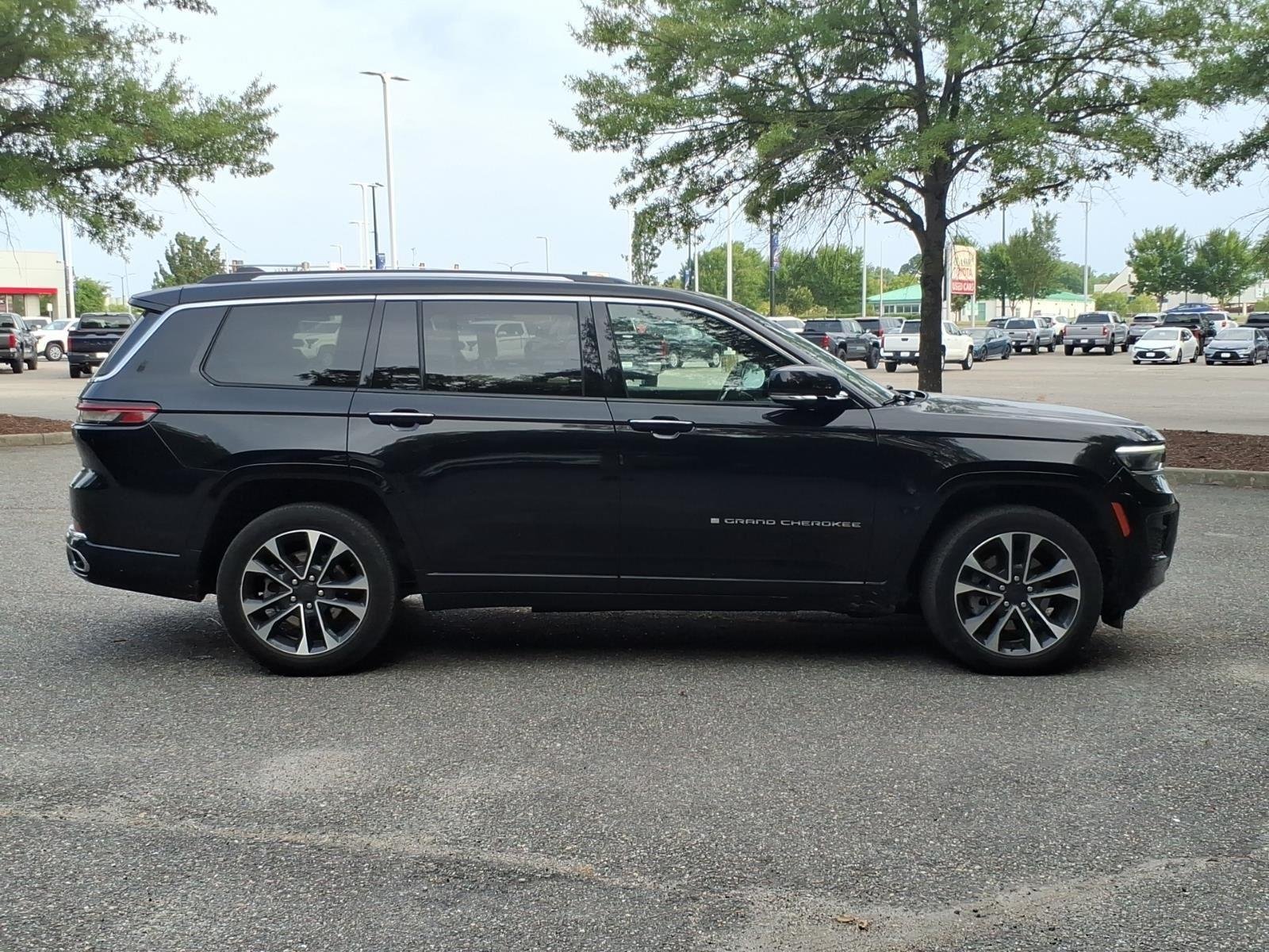 Used 2023 Diamond Black Crystal Pearlcoat Jeep Overland image 8